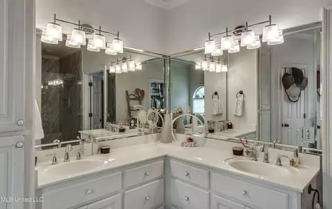 Bath - 708 Oak Trl, Canton, MS 39046 photo 1 of 8