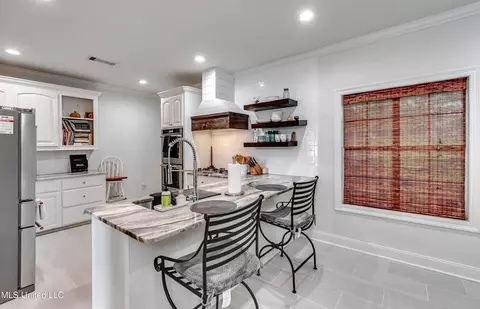 Kitchen - 708 Oak Trl, Canton, MS 39046 photo 4 of 8