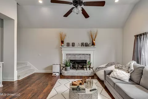 Living - 708 Oak Trl, Canton, MS 39046 photo 3 of 5