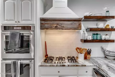 Kitchen - 708 Oak Trl, Canton, MS 39046 photo 2 of 8