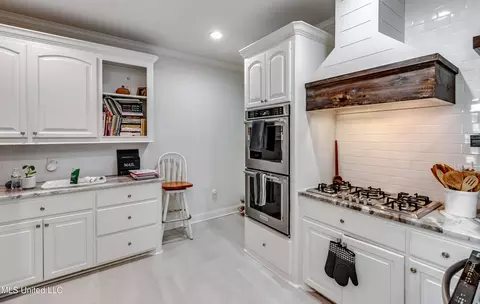 Kitchen - 708 Oak Trl, Canton, MS 39046 photo 3 of 8