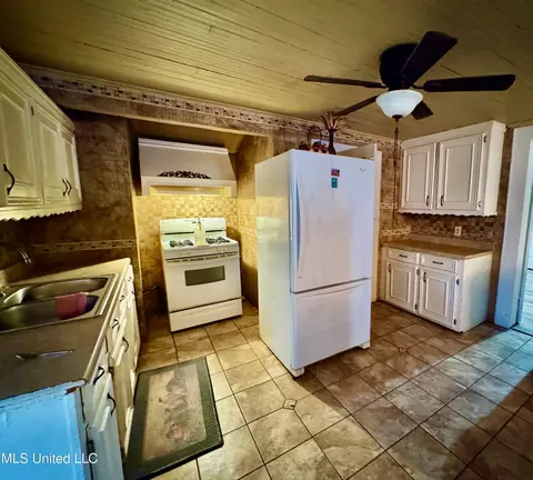 365 S Walnut St, Canton, MS 39046 photo 3