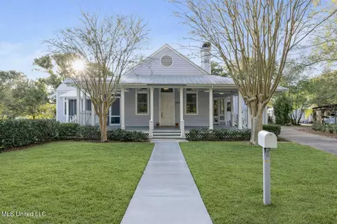 103 Hackett Ln, Pass Christian, MS 39571