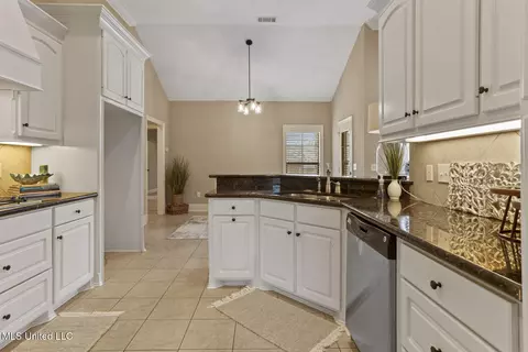Kitchen - 104 Carmichael Blvd, Madison, MS 39110 photo 2 of 4