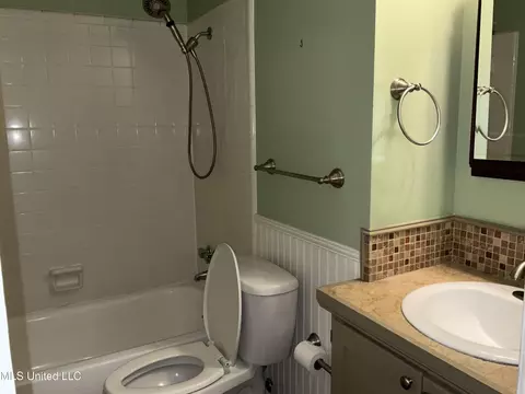 Bath - 1409 Post Rd, Clinton, MS 39056 photo 2 of 3