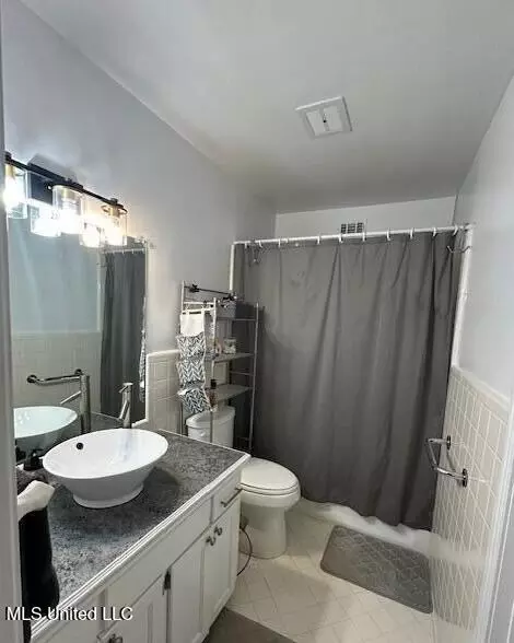 Bath - 200 Dunbarton Dr, Natchez, MS 39120 photo 1 of 1