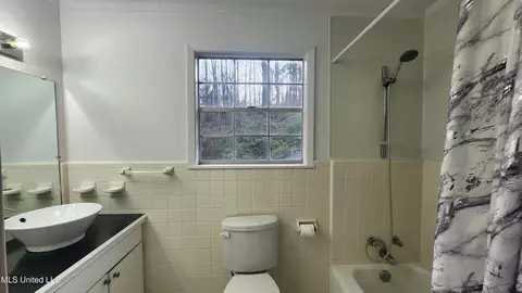 Bath - 200 Dunbarton Dr, Natchez, MS 39120 photo 1 of 1