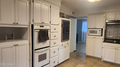 Kitchen - 200 Dunbarton Dr, Natchez, MS 39120 photo 3 of 3