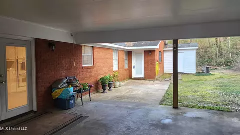Exterior - 200 Dunbarton Dr, Natchez, MS 39120 photo 3 of 5