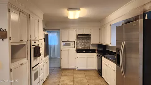 Kitchen - 200 Dunbarton Dr, Natchez, MS 39120 photo 2 of 3