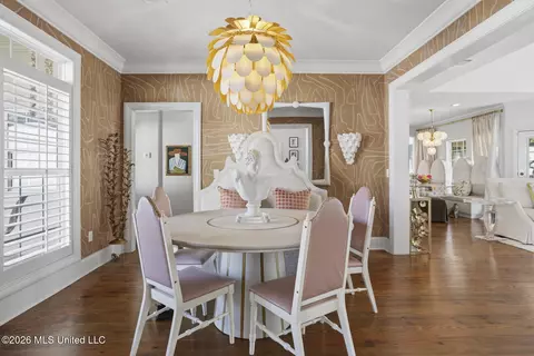 Dining - 712 S Chickasaw Dr, Flowood, MS 39232 photo 3 of 4