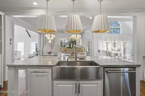 Kitchen - 712 S Chickasaw Dr, Flowood, MS 39232 photo 8 of 9