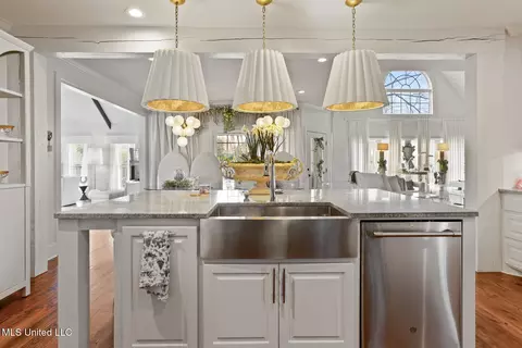 Kitchen - 712 S Chickasaw Dr, Flowood, MS 39232 photo 5 of 9