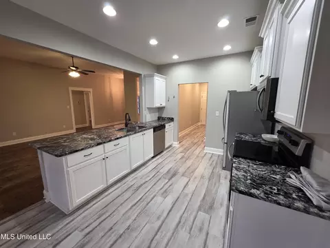 Kitchen - 1107 Sabrina Dr, Hernando, MS 38632 photo 2 of 2