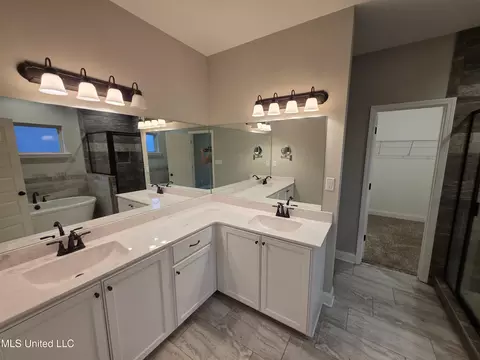 Bath - 1107 Sabrina Dr, Hernando, MS 38632 photo 2 of 5