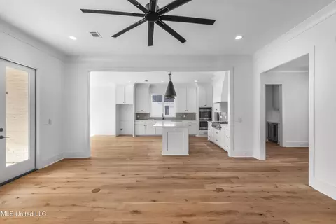 Living - 111 Eastwick Dr, Madison, MS 39110 photo 6 of 7