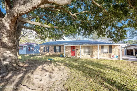 2706 Lynwood St, Pascagoula, MS 39567