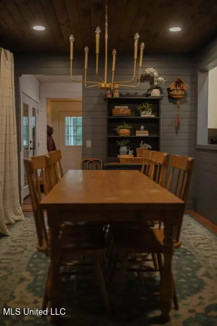 Dining - 280 Red Allen, Brandon, MS 39042 photo 2 of 3