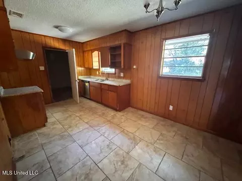 4221 Knowles Ave, Moss Point, MS 39562 photo 4