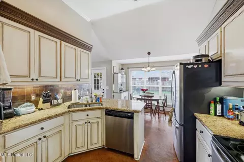 Kitchen - 608 Summer Pl, Flowood, MS 39232 photo 3 of 4