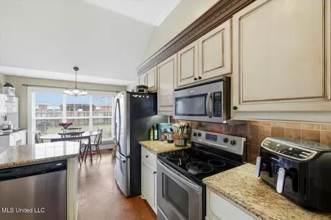 Kitchen - 608 Summer Pl, Flowood, MS 39232 photo 4 of 4