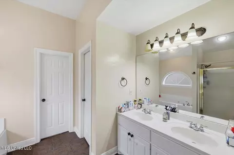 Bath - 608 Summer Pl, Flowood, MS 39232 photo 1 of 3