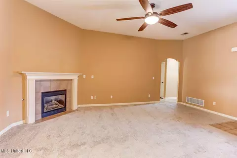Living - 905 Fairway Pointe Cv, Hernando, MS 38632 photo 4 of 5