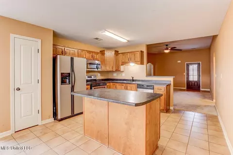 Kitchen - 905 Fairway Pointe Cv, Hernando, MS 38632 photo 4 of 5
