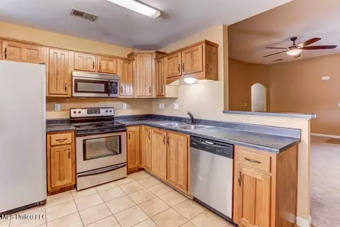 Kitchen - 905 Fairway Pointe Cv, Hernando, MS 38632 photo 3 of 5