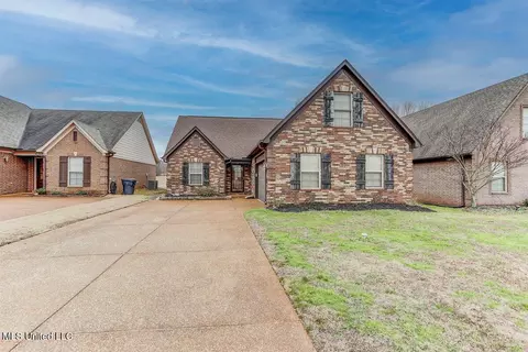 Exterior - 905 Fairway Pointe Cv, Hernando, MS 38632 photo 2 of 9