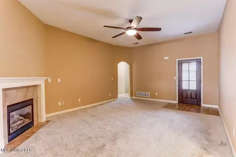 Living - 905 Fairway Pointe Cv, Hernando, MS 38632 photo 3 of 5