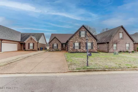 Exterior - 905 Fairway Pointe Cv, Hernando, MS 38632 photo 3 of 9