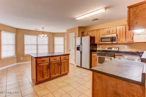 Kitchen - 905 Fairway Pointe Cv, Hernando, MS 38632 photo 2 of 5