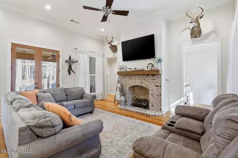 Living - 1154 Sanctuary Dr, Brandon, MS 39042 photo 1 of 1