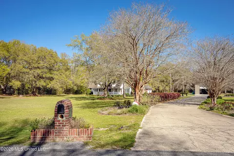 7201 Bentwood Dr, Moss Point, MS 39562