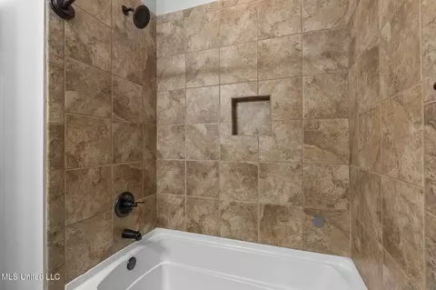 Bath - 306 Siltstone Rdg, Brandon, MS 39047 photo 4 of 4