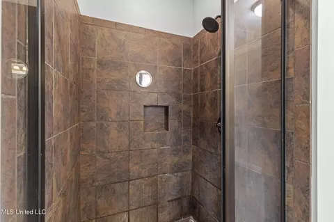 Bath - 306 Siltstone Rdg, Brandon, MS 39047 photo 2 of 4