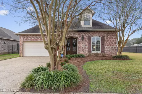 3939 Acadian Village Dr, Ocean Springs, MS 39564