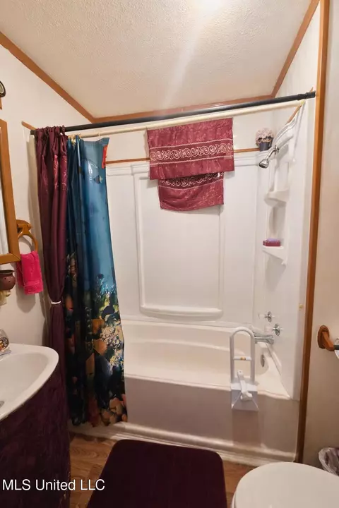 Bath - 5113 Valley St, Moss Point, MS 39563 photo 1 of 1