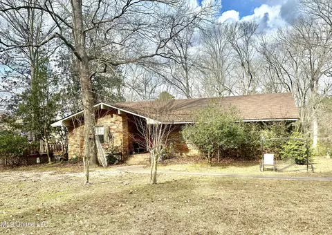 717 NE Lakewood Dr, Brookhaven, MS 39601