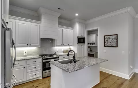 Kitchen - 169 Shore View Dr, Madison, MS 39110 photo 3 of 5
