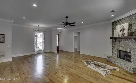 Living - 169 Shore View Dr, Madison, MS 39110 photo 2 of 4