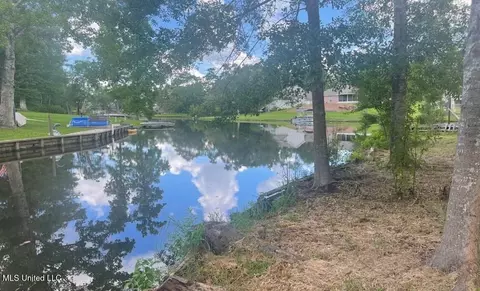 902 E Lakeshore Dr, Carriere, MS 39426