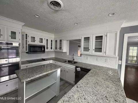 Kitchen - 105 Easthaven Dr, Brandon, MS 39042 photo 2 of 2