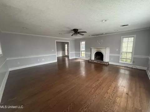Living - 105 Easthaven Dr, Brandon, MS 39042 photo 6 of 8