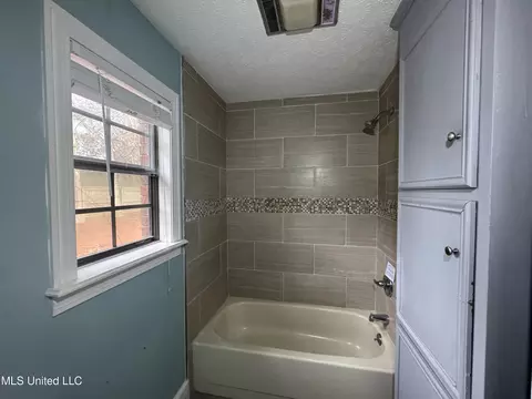 Bath - 105 Easthaven Dr, Brandon, MS 39042 photo 2 of 5
