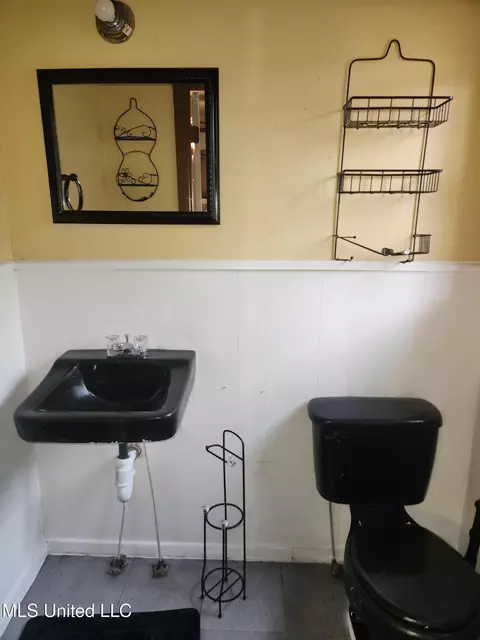 Bath - 1166 Killarney St, Jackson, MS 39212 photo 2 of 2