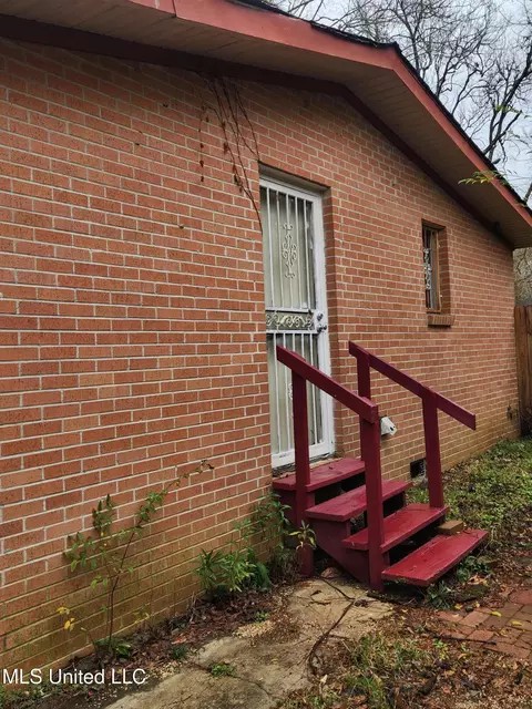 Exterior - 1166 Killarney St, Jackson, MS 39212 photo 2 of 2