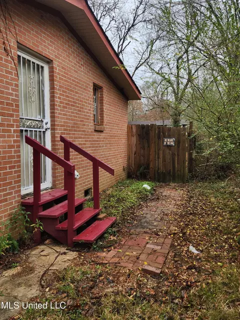 Exterior - 1166 Killarney St, Jackson, MS 39212 photo 1 of 2