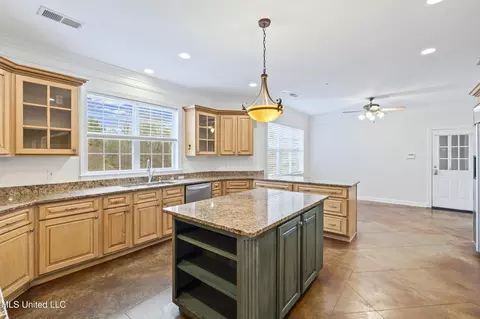 Kitchen - 328 E Crockett Loop, Hernando, MS 38632 photo 4 of 4